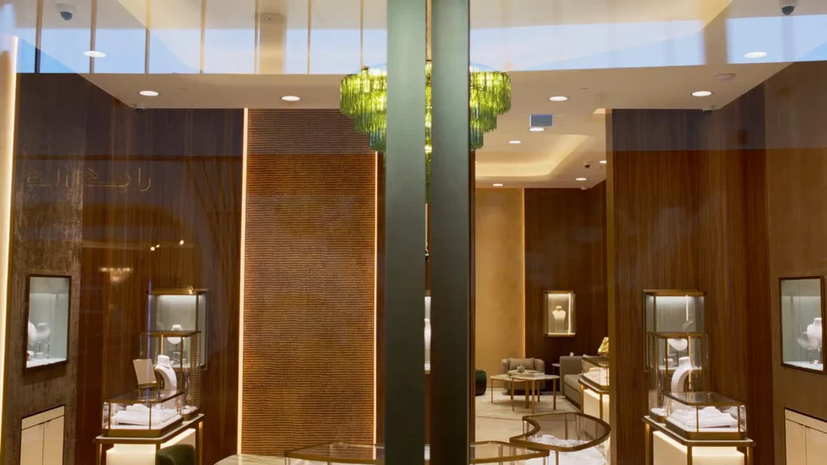 Al Zain Jewellery — A luxury retail film shaped through lighting and detail.